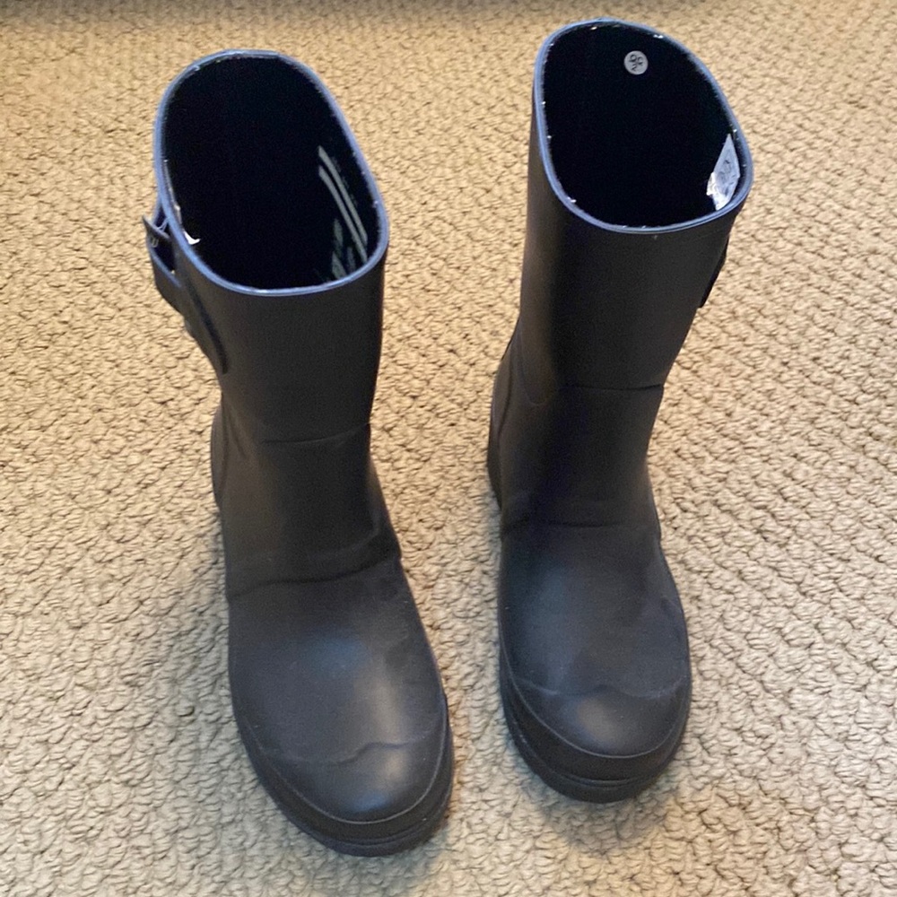 Hunter rubber boots with a heal. Great with jeans. Worn 2 times.